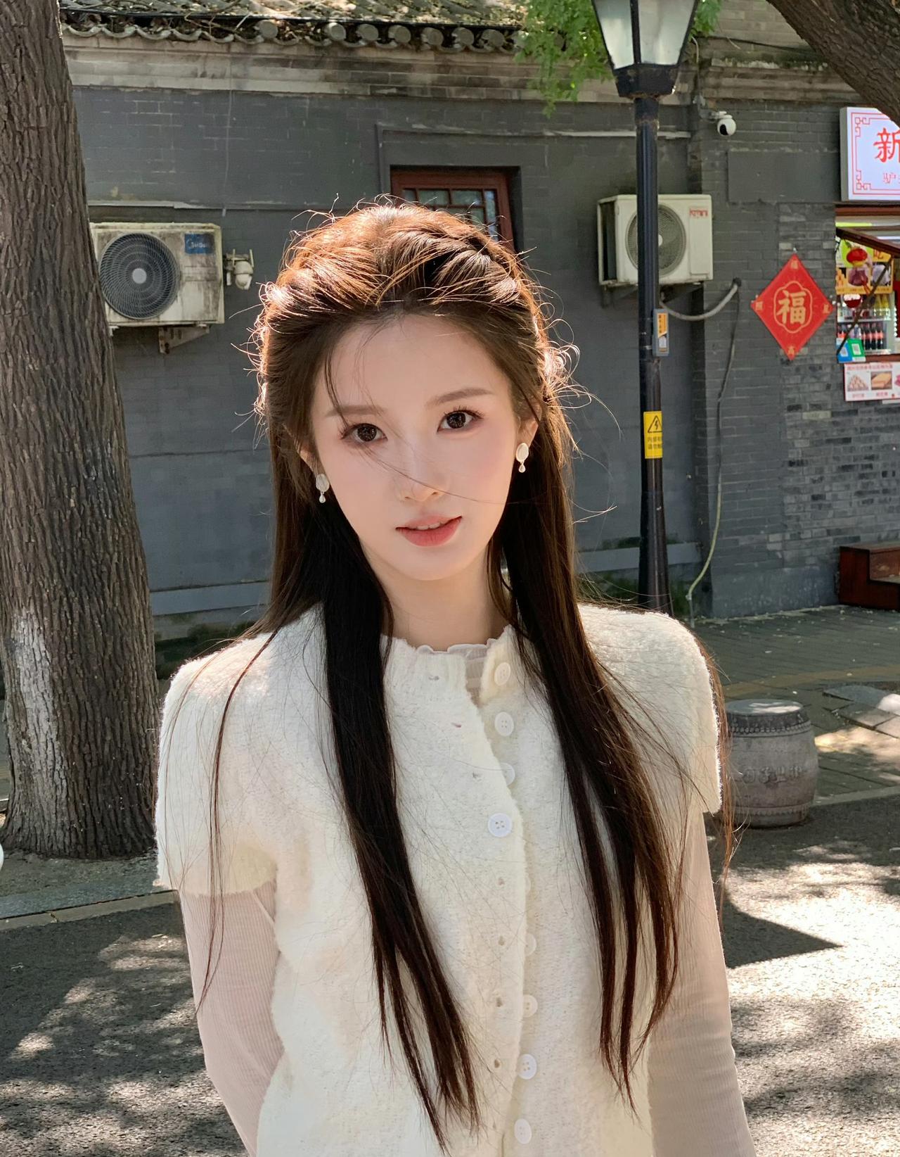 小星期大王胡同里的氧气少女，自然光下颜值太能打