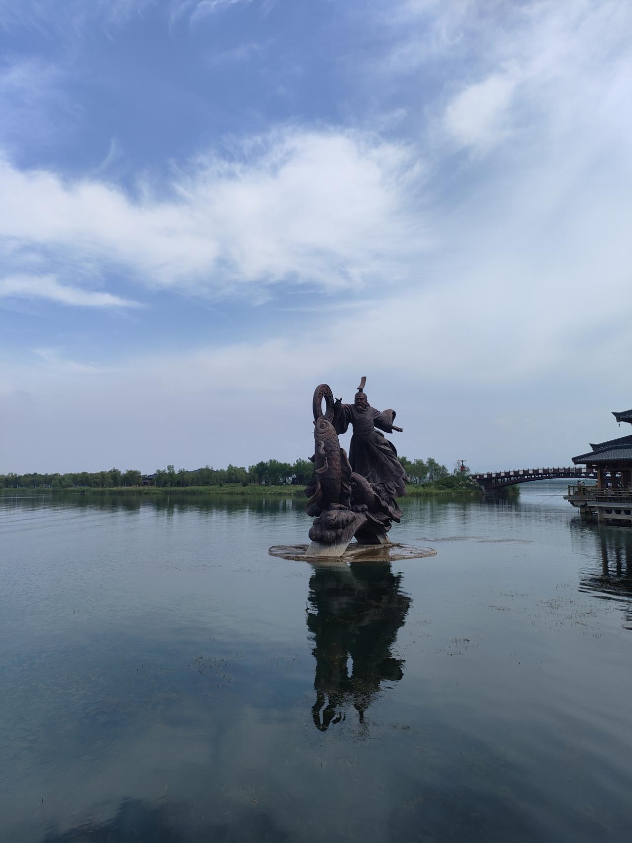 ​
2. 蓝天白云作幕，一池静水承载岁月，风过湖面，仿佛听见千年前的悠悠回响