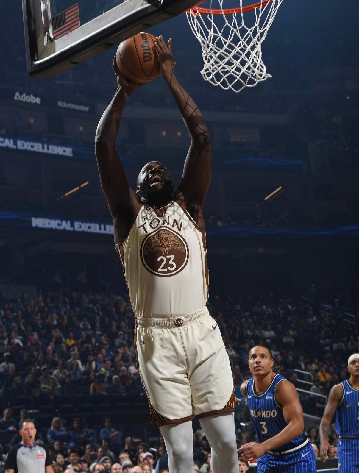 科尔透露，格林曾主动向他提出：如果球队需要，他打替补。科尔表示，目前这还不在他的