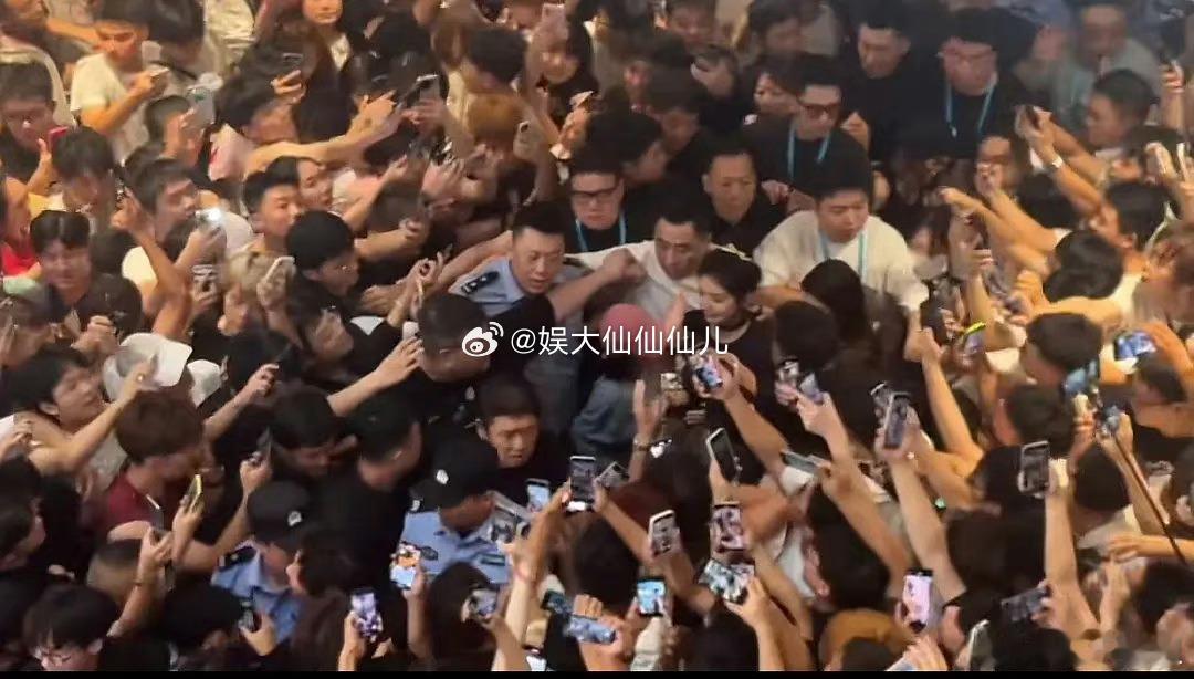 章若楠是内娱男粉丝最多的女明星吧，她为什么不吸女粉呢我好好奇，长得漂亮性格又好唉