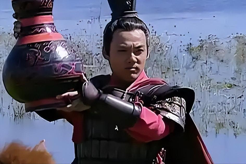 24岁，大司马，骠骑将军，冠军侯。三个顶级头衔压在同一个年轻人身上。这人刚在漠北