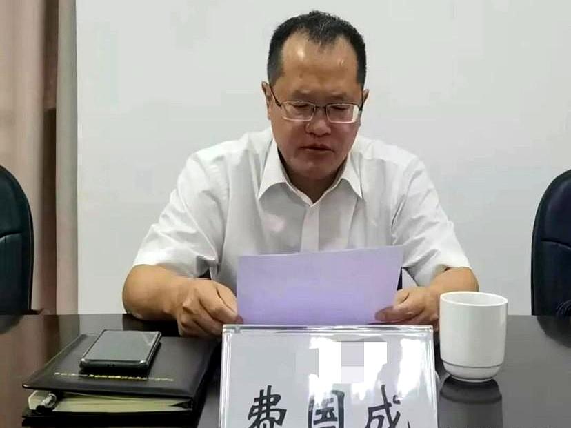 谁能想到，退休都两年了，四川乐山沙湾区的费国成还是没能真正“落地”。
这事一出来