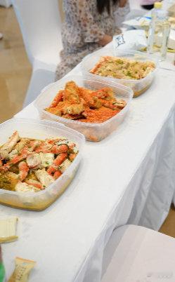 在南通超市赶海实现帝王蟹自由这超市的帝王蟹开海活动也太大方啦！现场帝王蟹管够，还