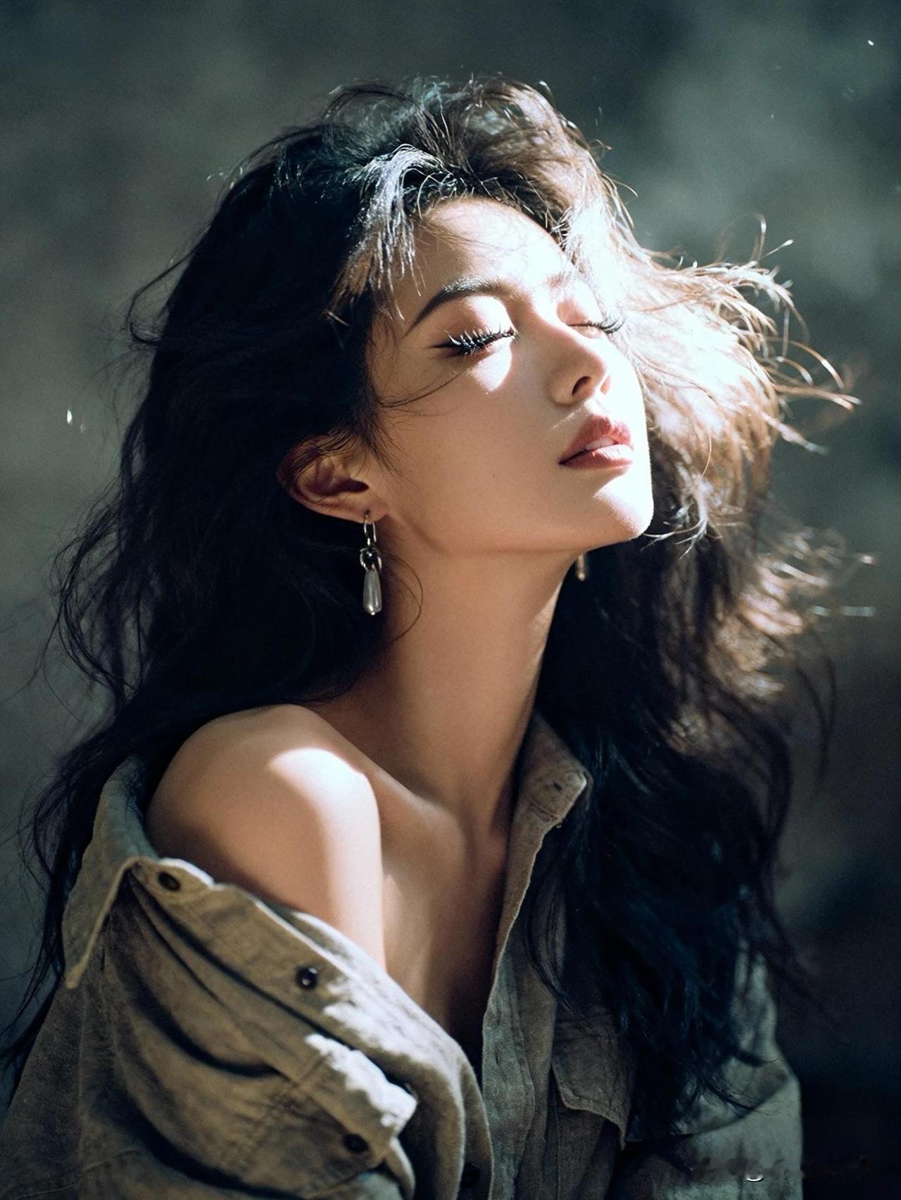 男人都抗拒不了风情万种的女人。风情的女人在外端庄得体，在内尽显柔情。

 
1、