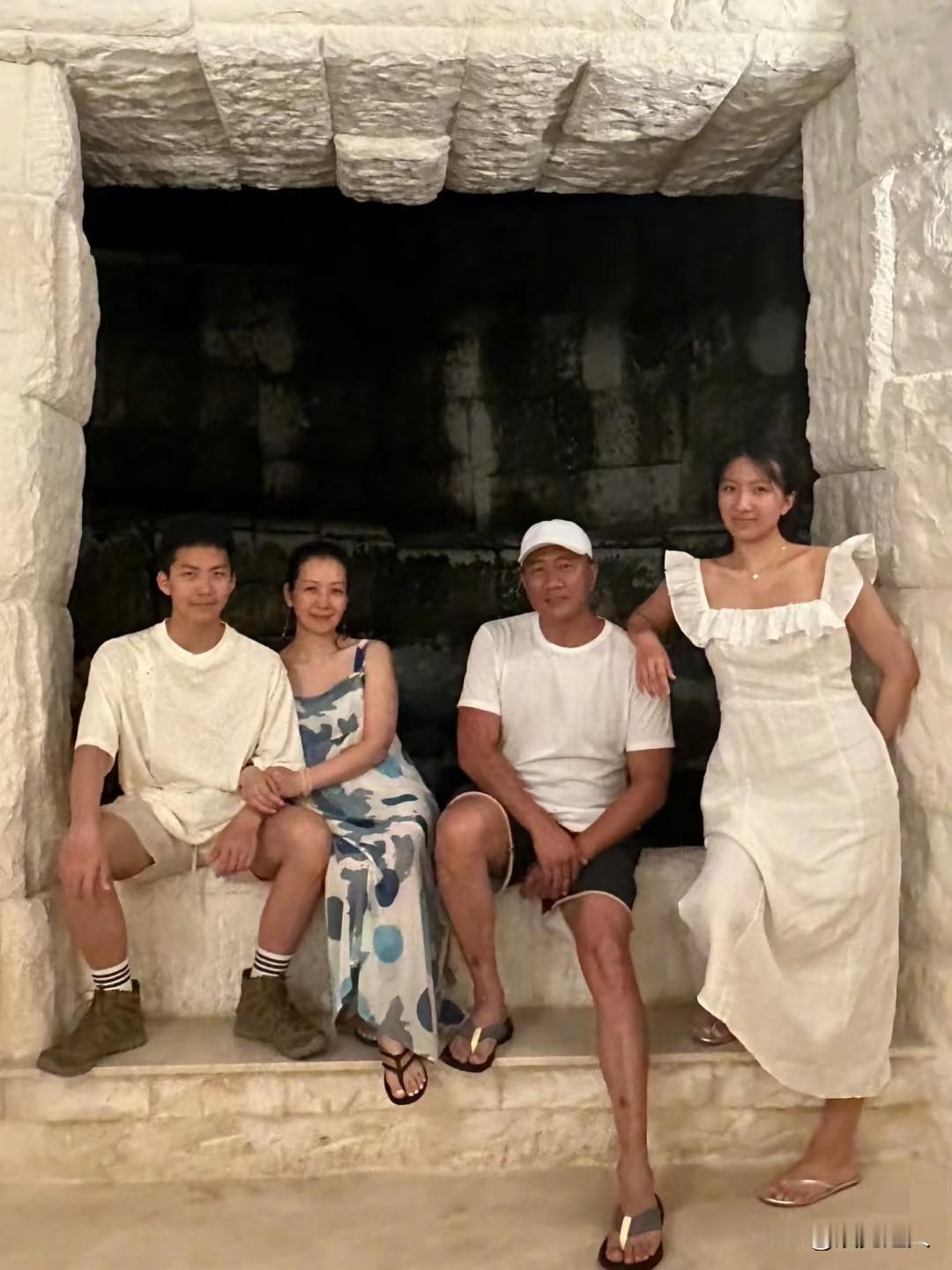 胡军曾笑着吐槽自家名字：“我们家仨孩子，就我这名最敷衍！我姐叫胡岚，‘山风岚’多