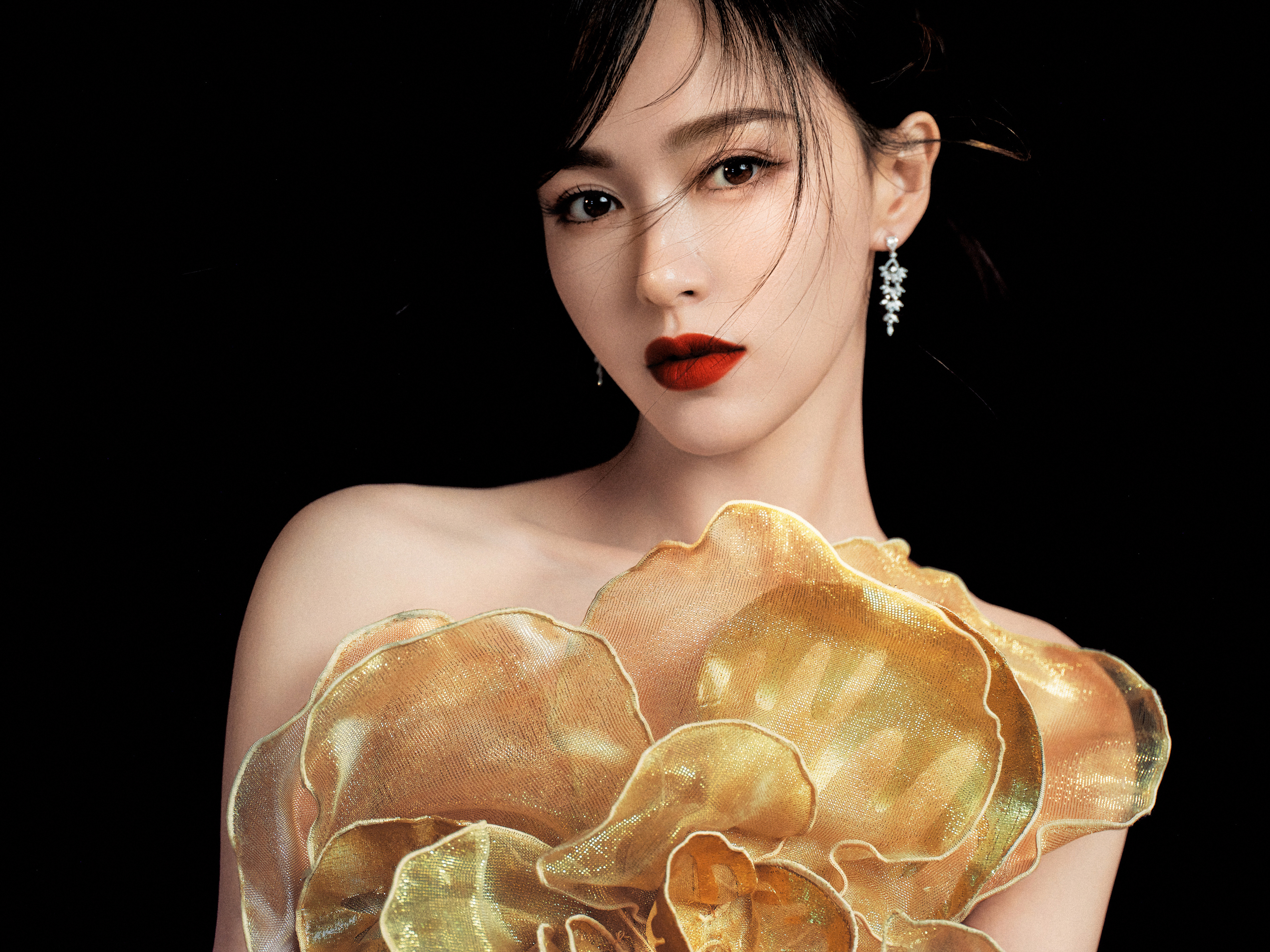 唐嫣 #腾讯视频星光大赏# 迎光而来，繁星浮梦，步步生花。 如黎明破晓前盛开的繁