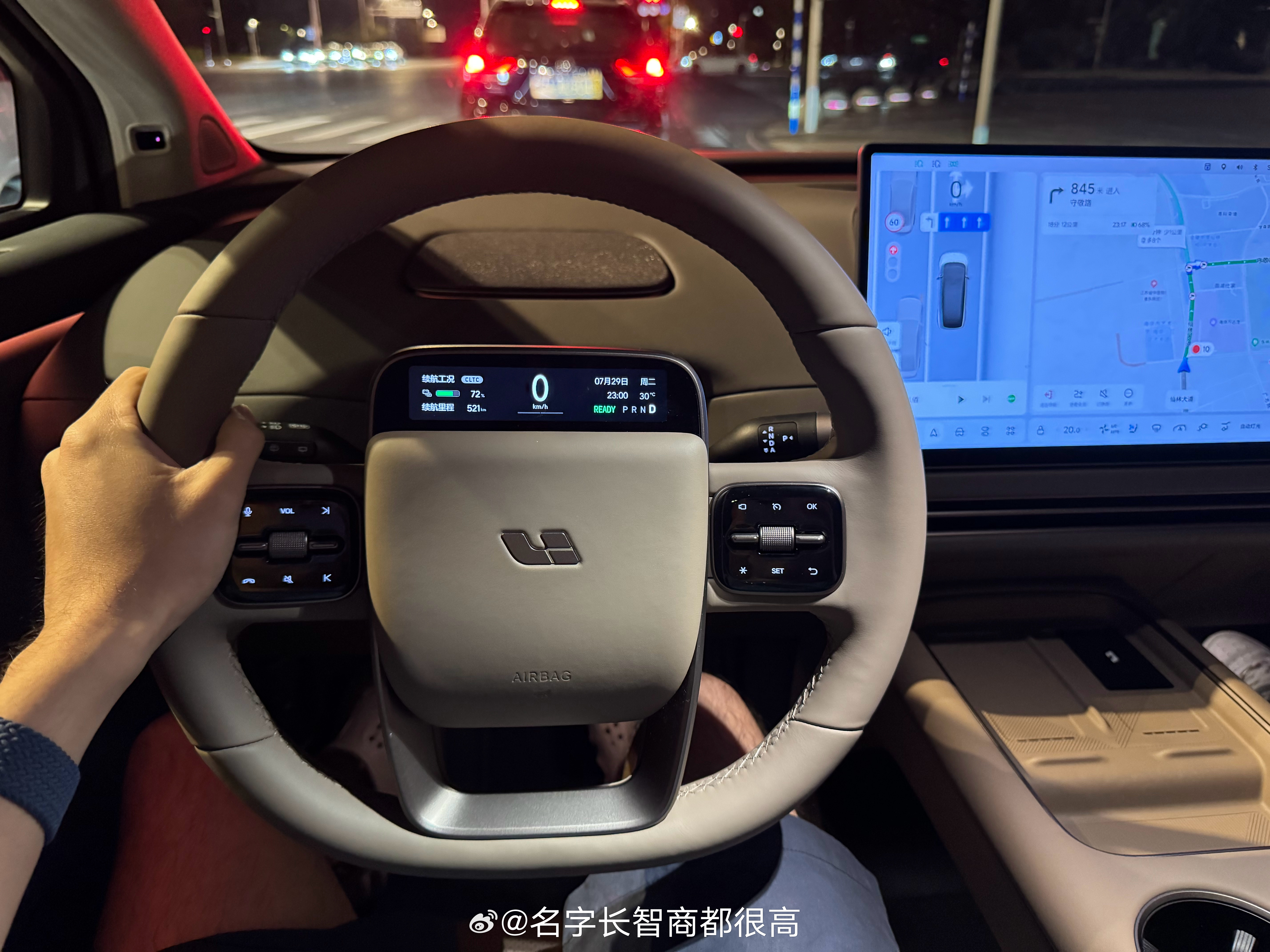 第一时间试了一下理想i8，整体来说是个开着坐着都不错的产品，32.18万元的Pr