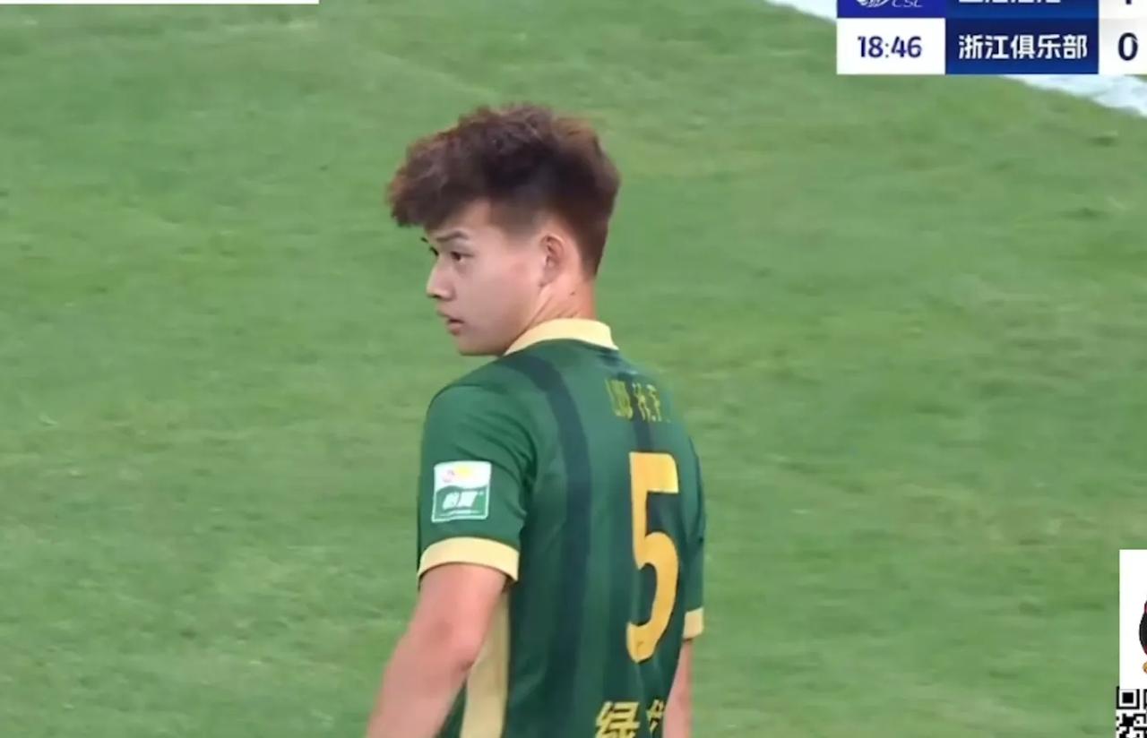 浙江队刘浩帆开场12分钟就送大礼，自摆乌龙球，让上海海港1比0浙江队，真的太无语