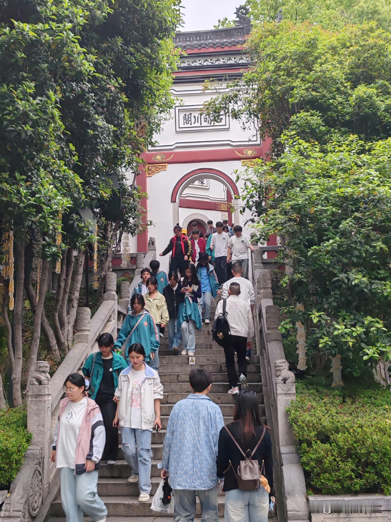 这张作品是我今天到武汉市汉阳晴川阁景区游玩时随手拍的作品。今天武汉尽管是阴天但来