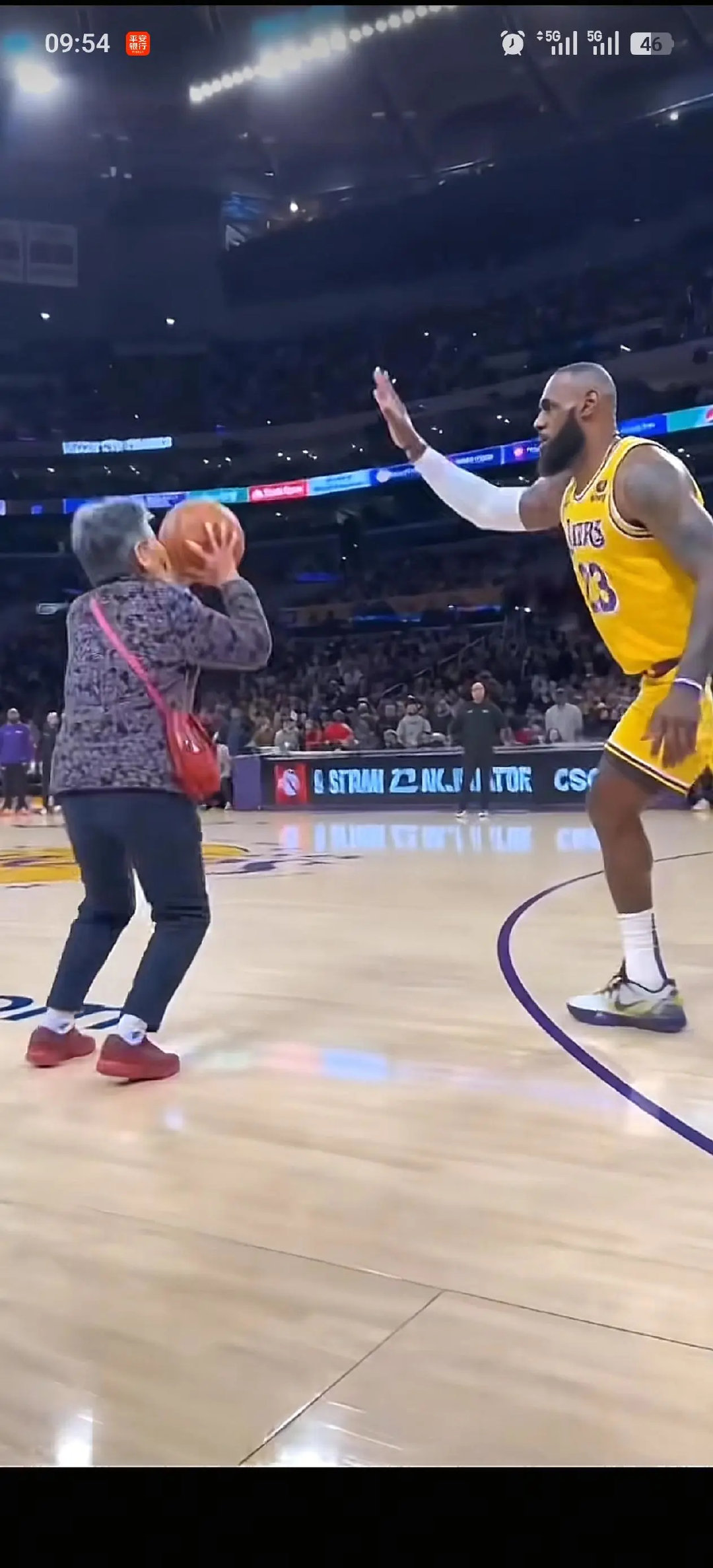 “詹姆斯单挑都赢不了我奶奶” 詹姆斯球迷还犟嘴吗？雷霆vs湖人 库里因伤缺席全明