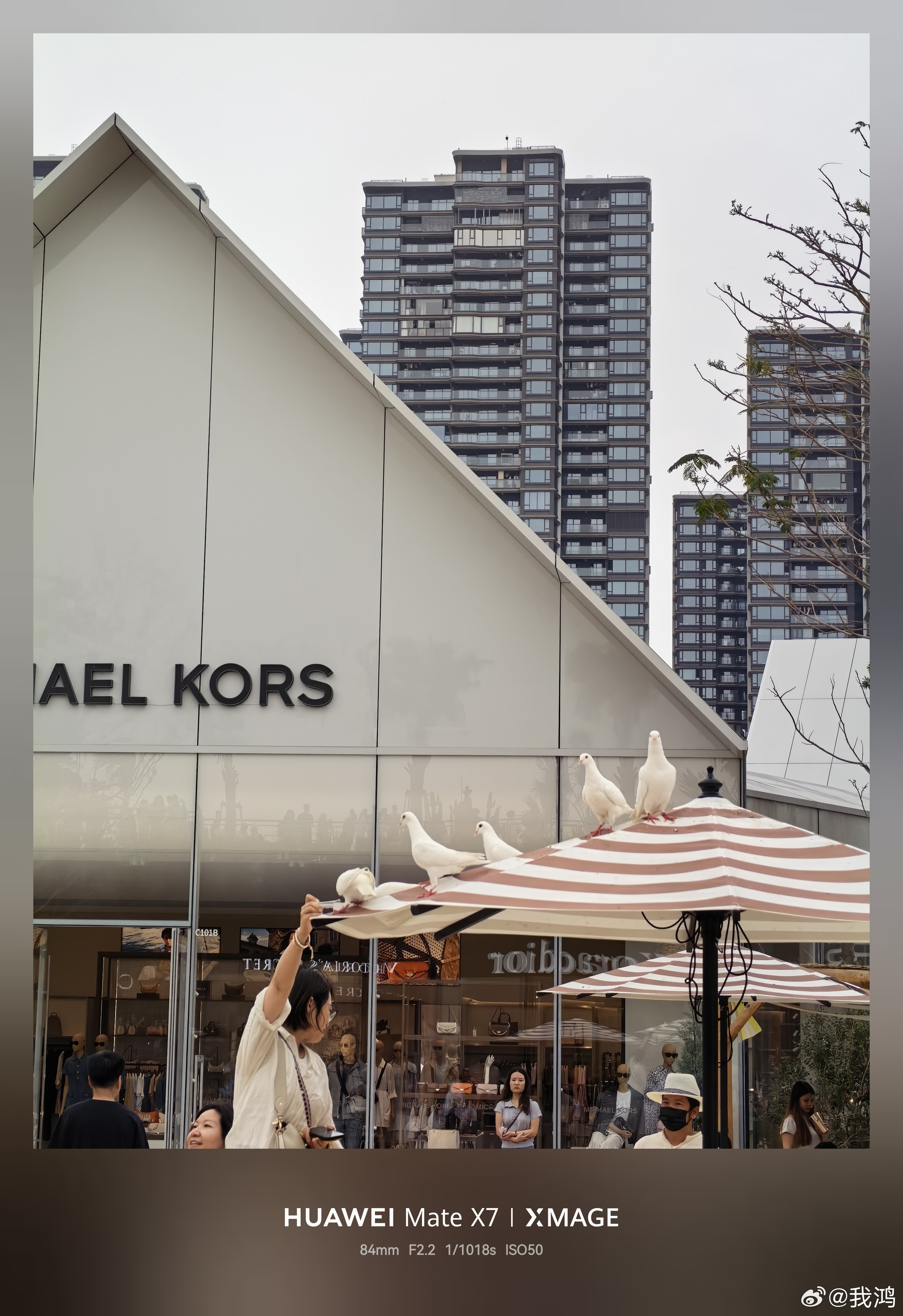 万象滨海购物村好逛，位于深圳和东莞交界。作为华润万象全新产品线，也是首个精品奥莱