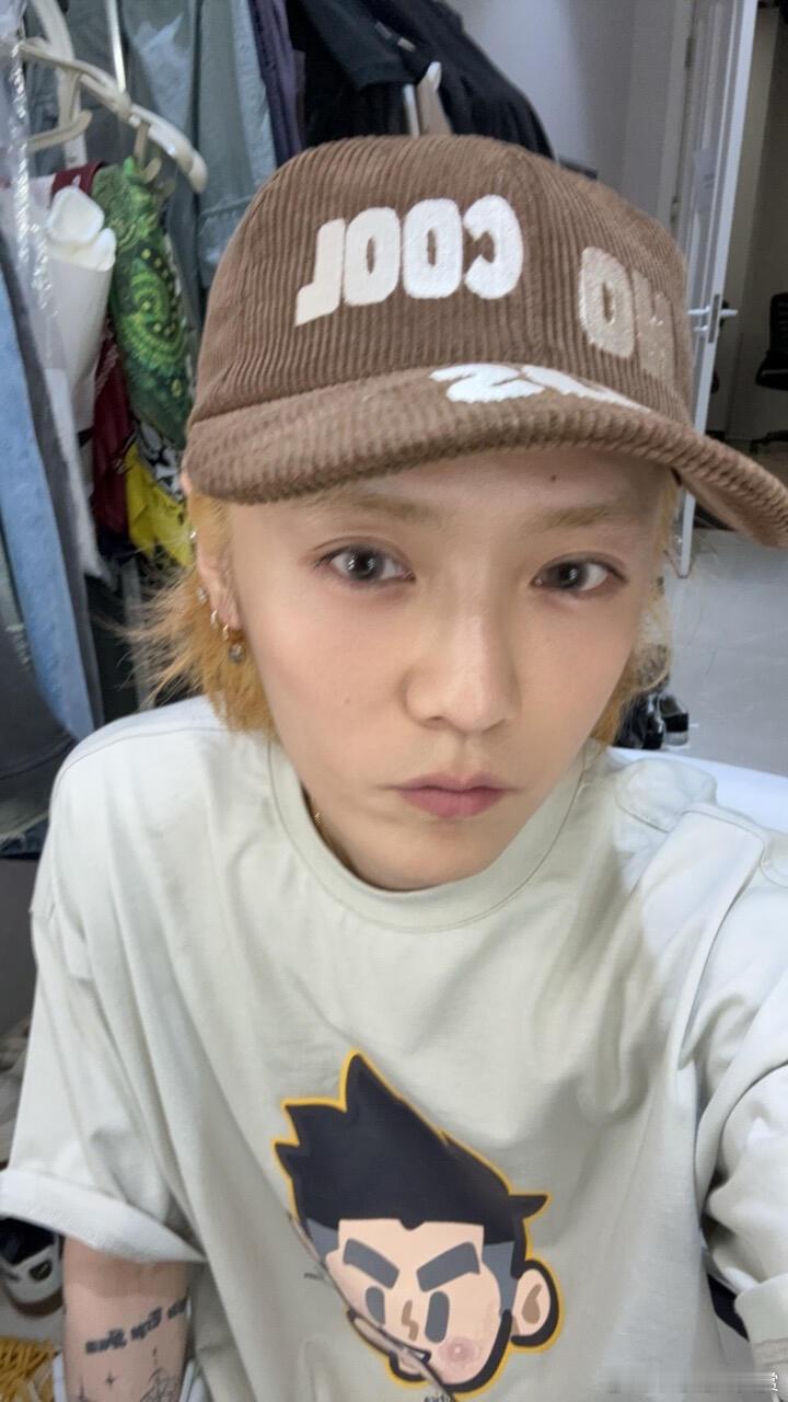 鹿晗发新自拍了鹿晗又发新自拍照了，这未免太权威了点。鹿晗漂眉毛了 ​​​