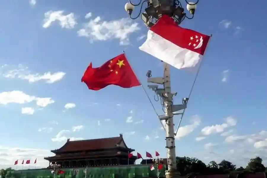 中美一有摩擦，新加坡就站队美国；中日一闹矛盾，新加坡就偏向日本；中菲一现争端，新