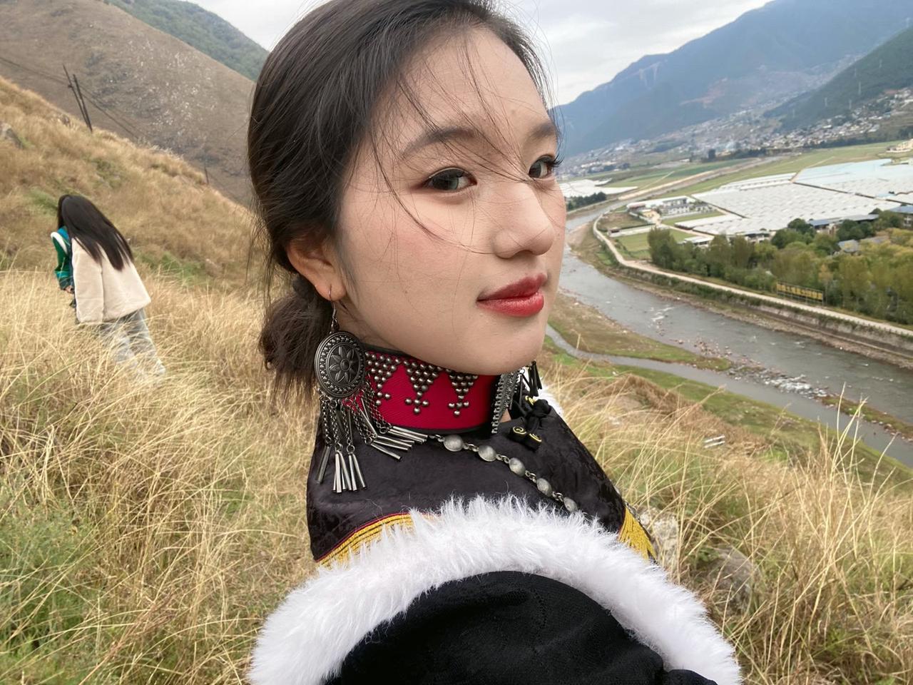 有哪些日常又气质的穿搭推荐山高路远又何妨？彝家火塘永远为你留一方温暖，这里的月光