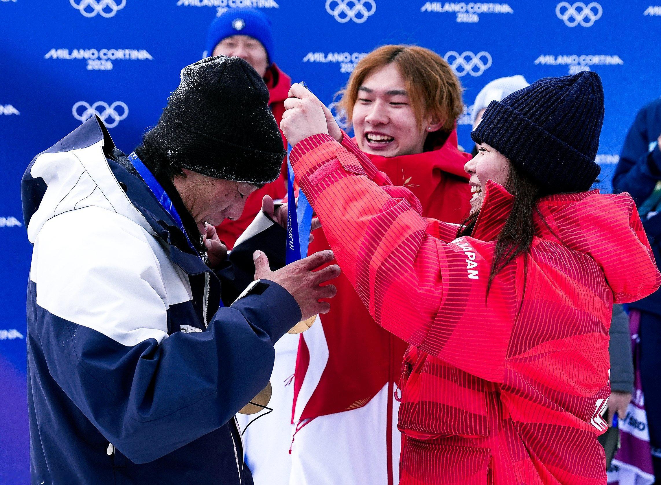 苏翊鸣金牌苏翊鸣的第二枚奥运金牌 苏翊鸣和日本选手深田茉莉，分别摘得单板滑雪男子