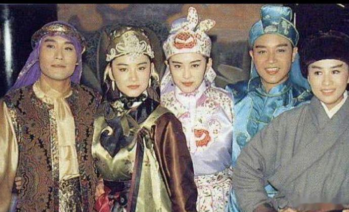一句话证明你看过，我先来：干嘛色眯眯登着眼睛看着我。想也不行想也有罪 ​​​