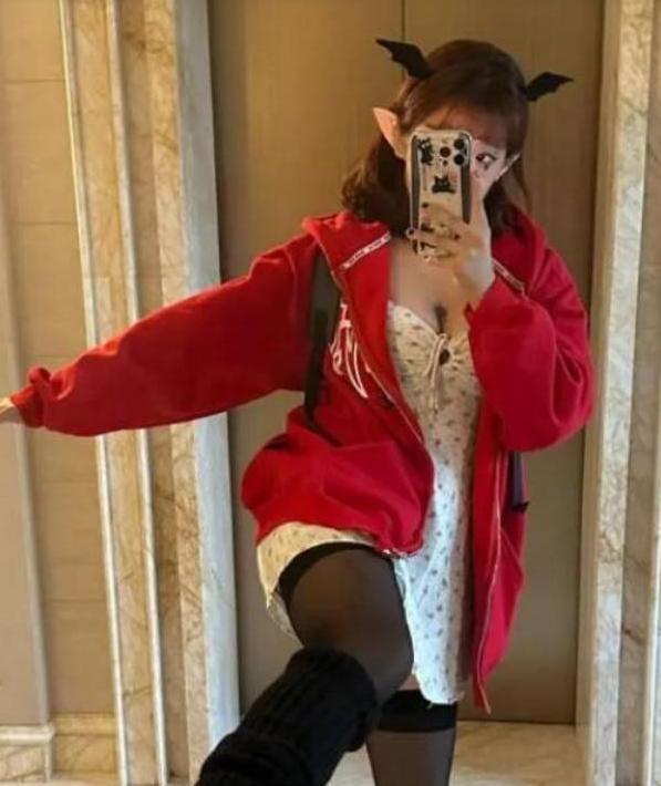 贾静雯女儿梧桐妹穿衣太大胆该管不该管？近日，贾静雯女儿梧桐妹的生活照在网络传开了