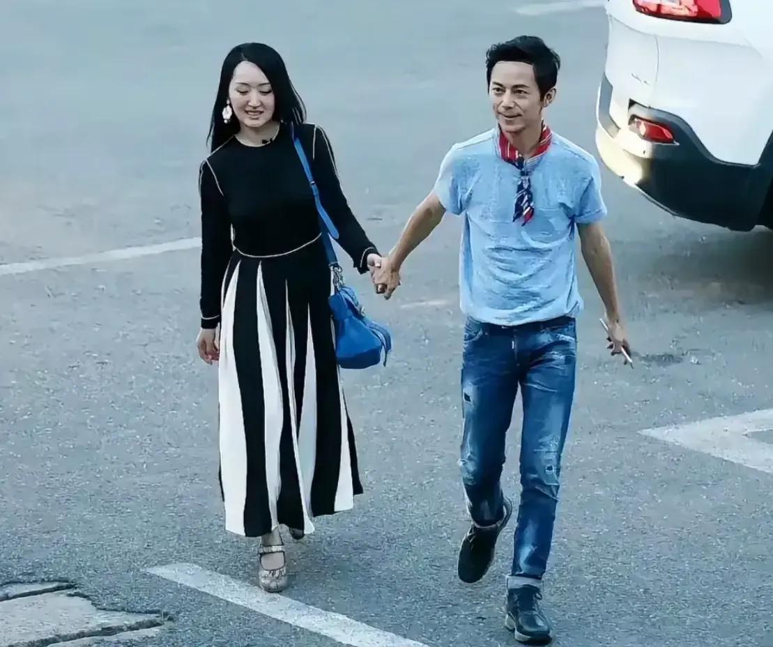 杨钰莹何炅牵手照火了！这俩人站在一起，明明是兄妹啊！而且何老师还牵着人家手呢！这