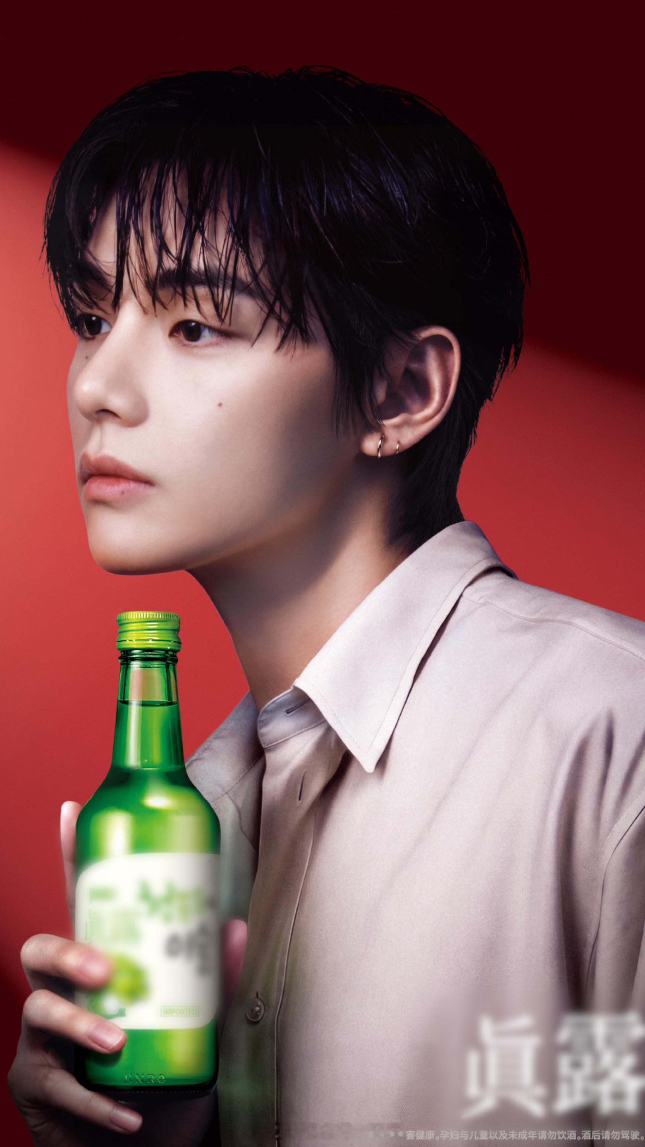 看韩剧最馋的就是泡菜拉面和那一口烧酒了！在韩国汉江边也经常能见到几个年轻人坐在一