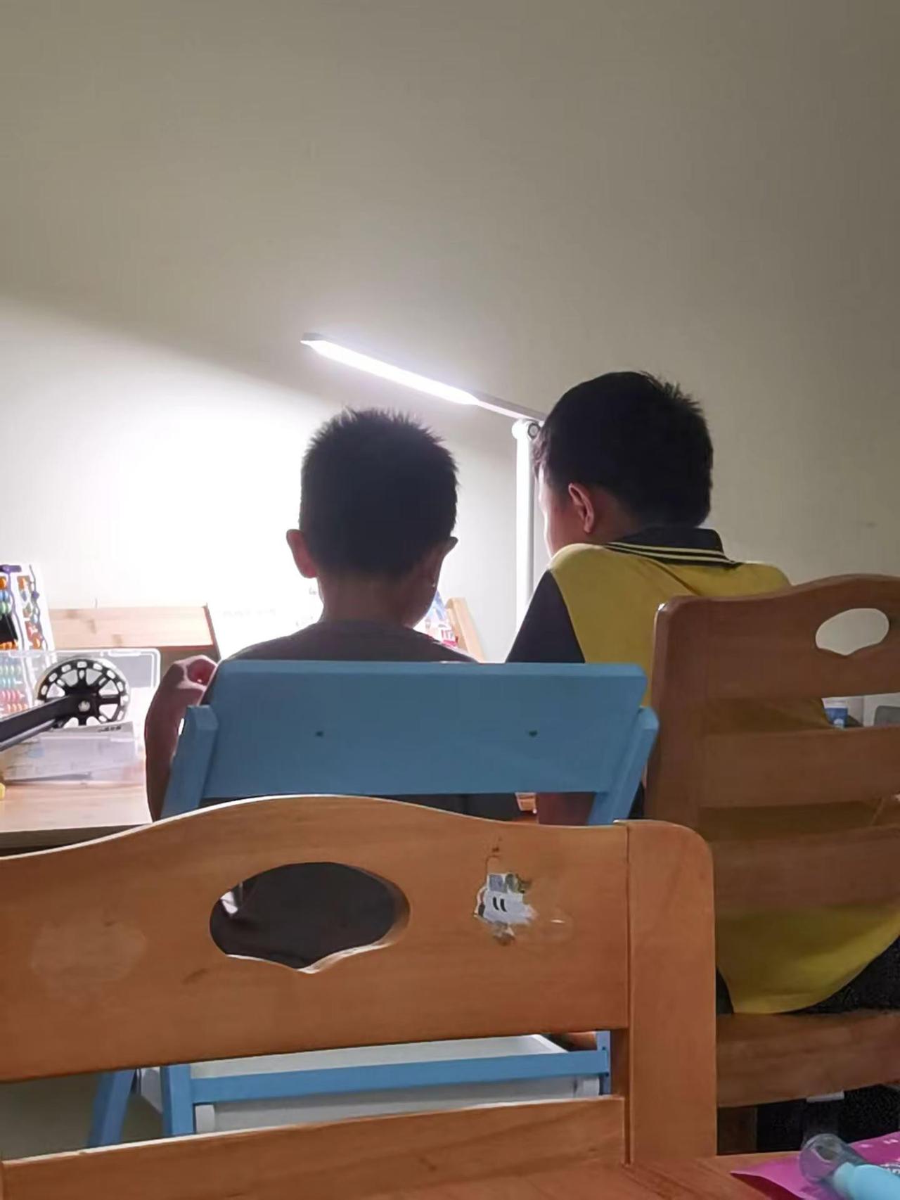 只有这一刻才不后悔生二胎吧……论一个有责任心的嫡长子的重要性关于二胎 二孩家庭 