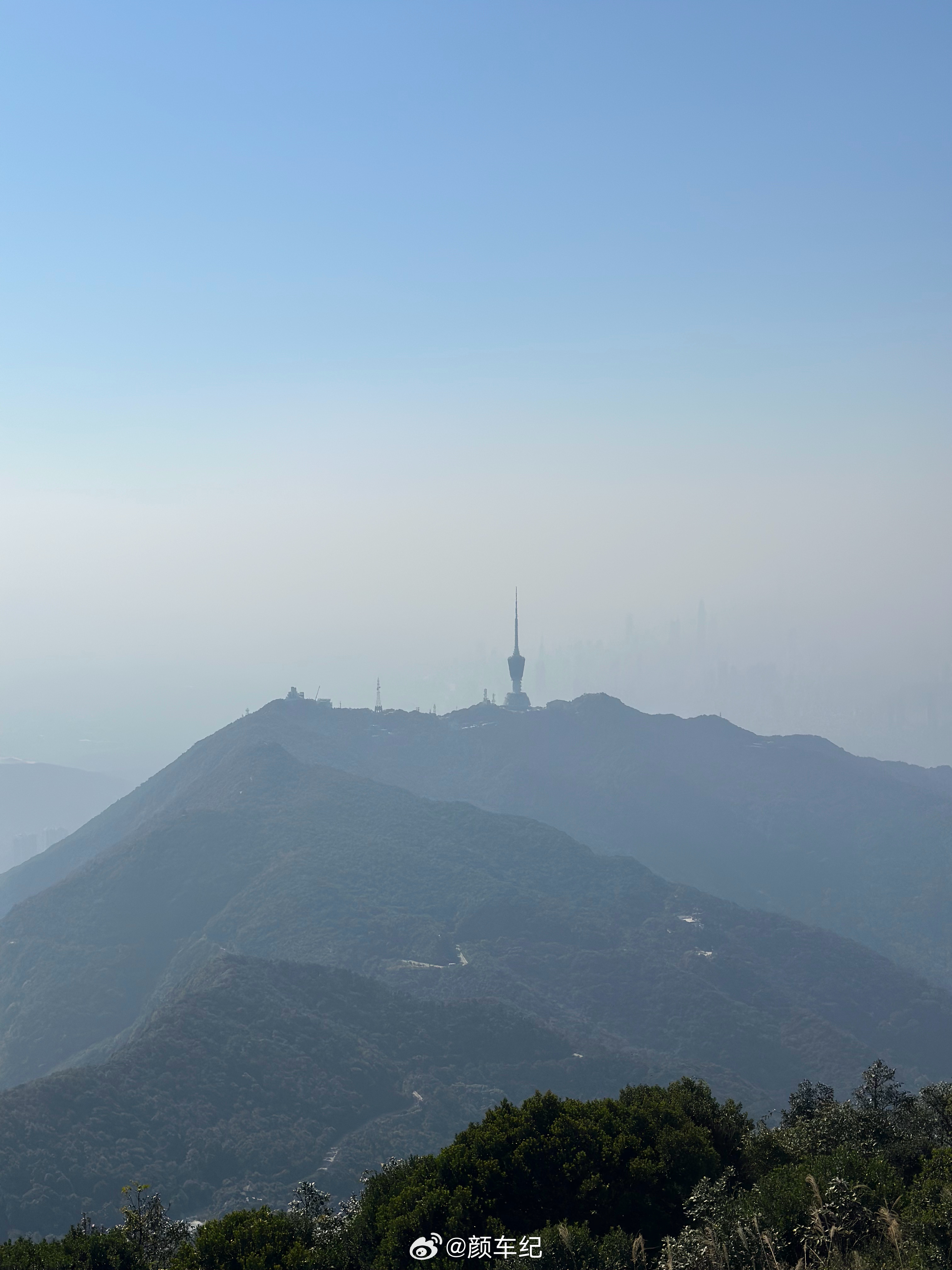 2小时内轻松驾驭大梧桐山山顶的假山也恢复了原来的模样站在最高处的这位膀大腰圆的哥