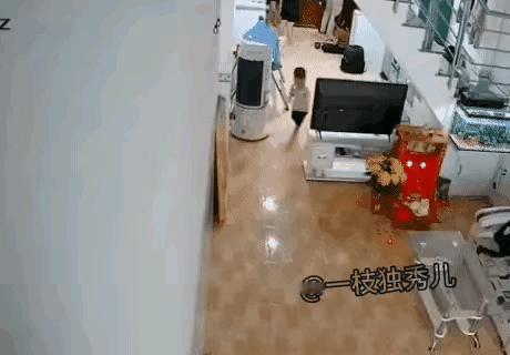 三岁男孩在家里狂奔乱跑的，突然一个打滑摔倒在地，摔倒时脚碰到了靠在墙面的木板，随