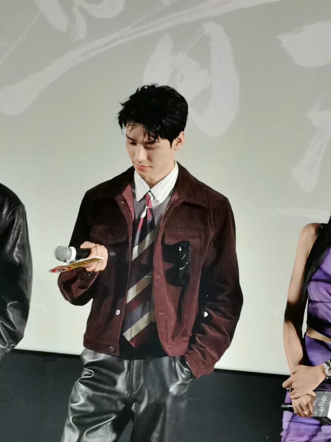 龚俊用手比心 谁懂啊！龚俊光影下比心的手，修长又骨节分明，女娲偏心实锤，连指甲“