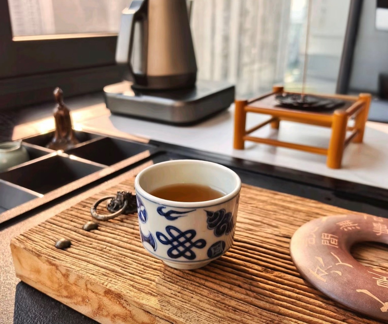 茶道  与茶作伴，能让我们学会：慢下来，关照内心：在独饮的静谧时光里，你面对的是