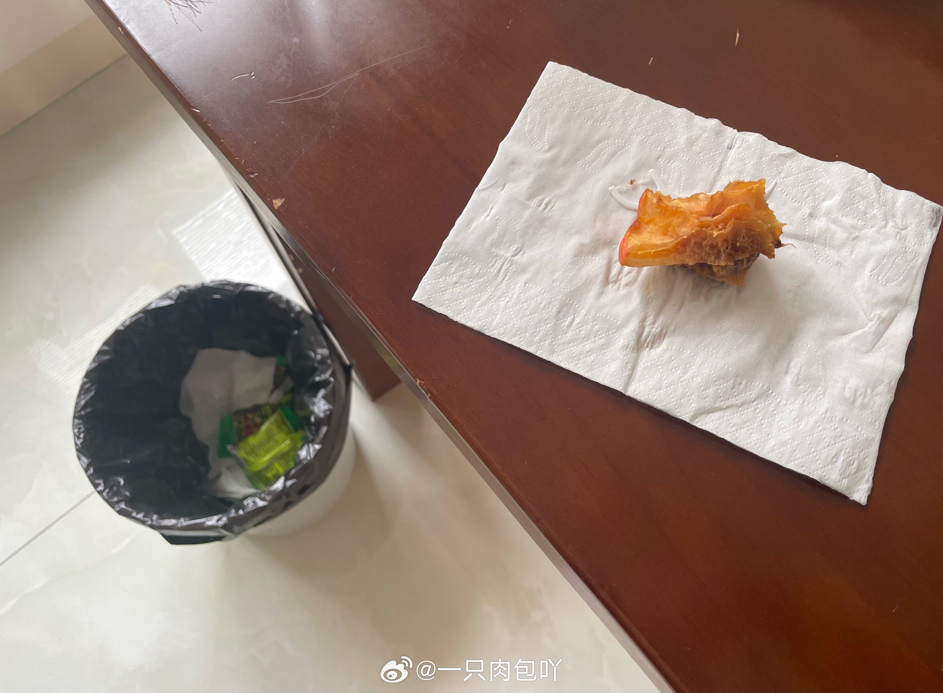 早上看到，垃圾桶就在旁边，但是非要把吃完的桃核整齐的放在桌子上，还贴心的垫了一张