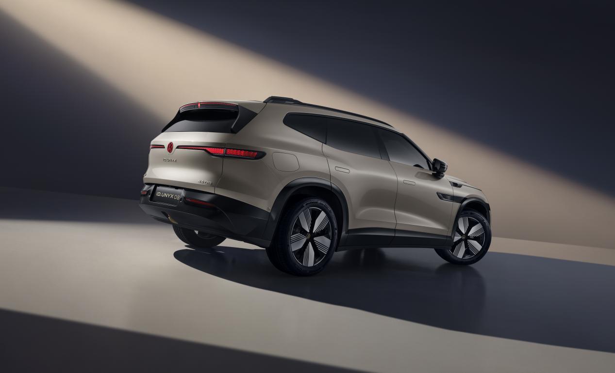 抽象。金标大众的又一款新车，与众08。就是小鹏与大众合作的那款车，这么看，沾点小