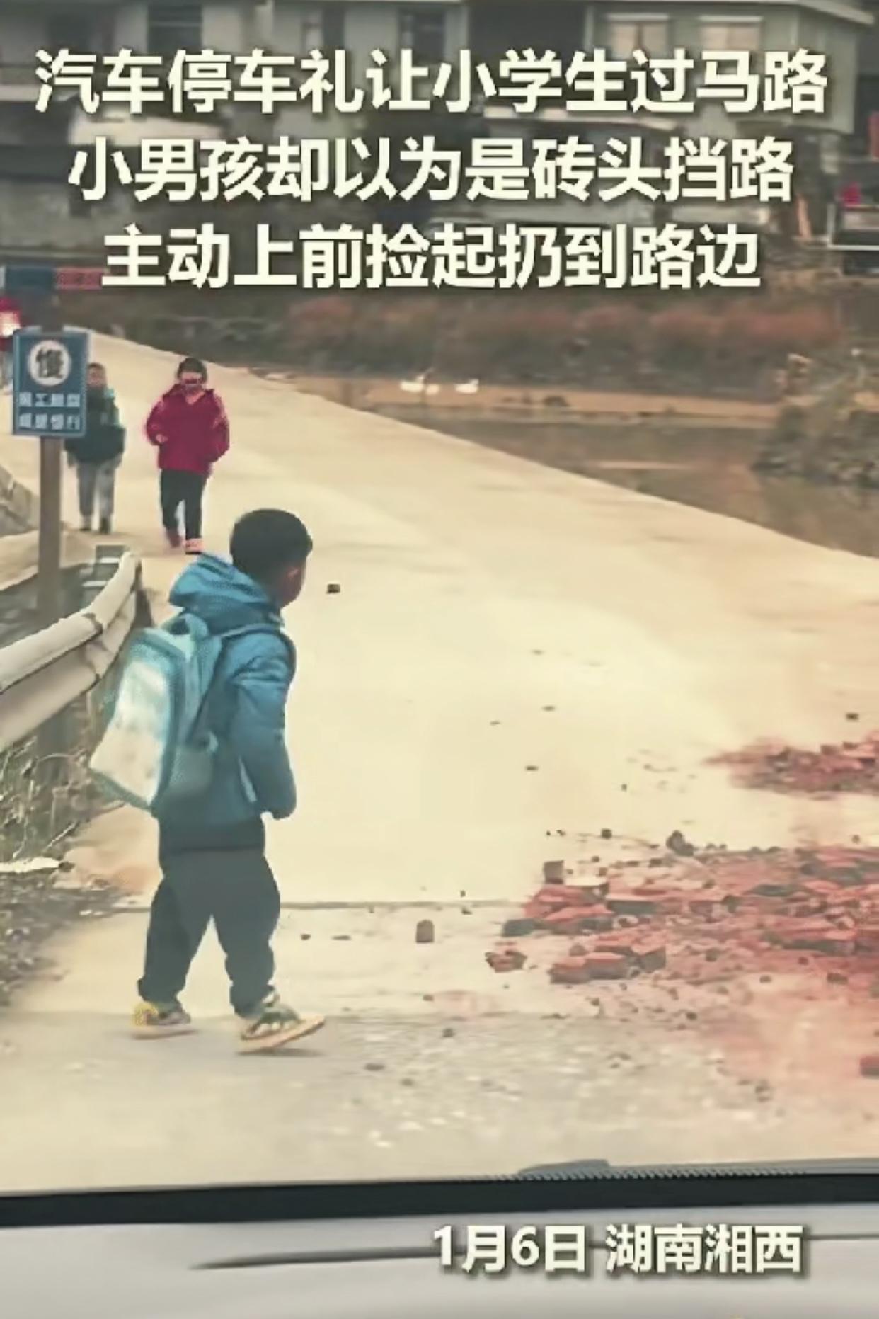 【暖到人民日报！湖南一女子善举感动网络，竟引发争议？】
一段普通的乡间路上，发生