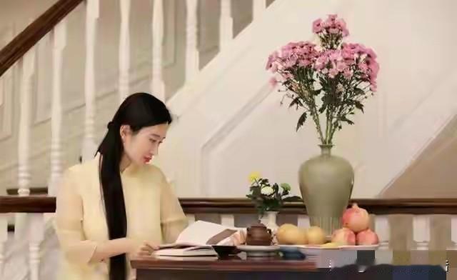 原来杜星霖也曾经在新东方当过老师？
说因为英语口语好，所以在新东方当一名英语老师