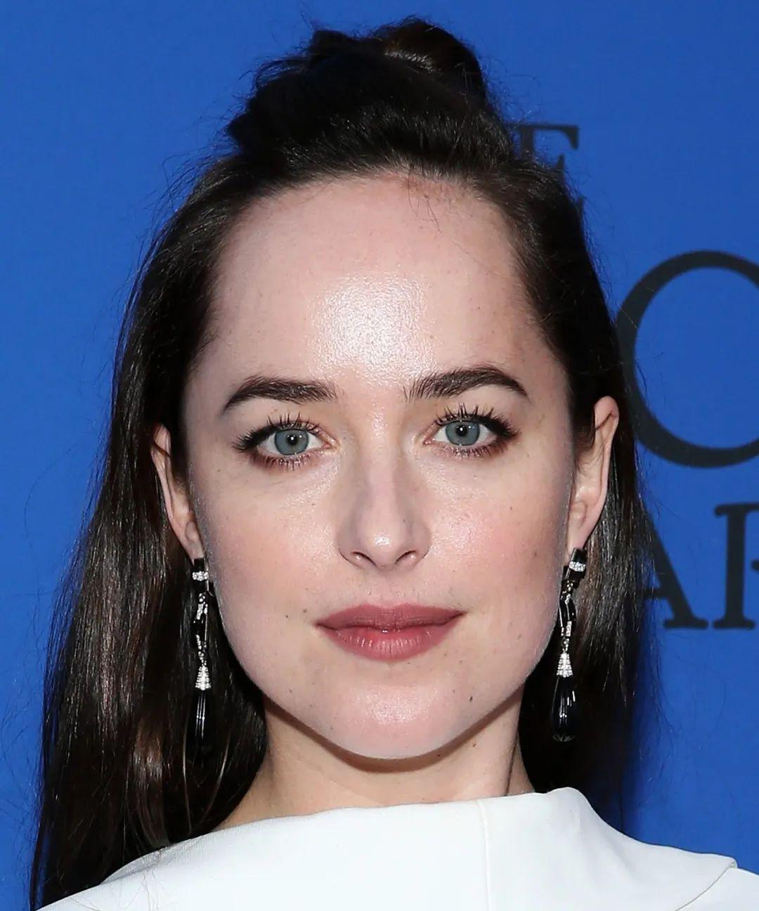 最近，美国影星 Dakota Johnson 没有刘海的照片火遍全网，许多人都表