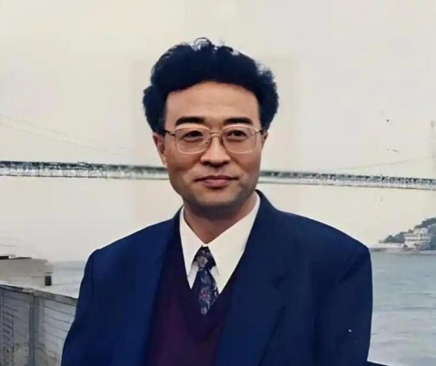 他名叫刘铁骑，是大贪官刘青山的儿子，父亲在1952年被枪毙的时候，刘铁骑才6岁，