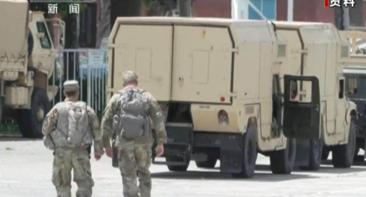 这组画面展现了美国国内因社会矛盾激化而动用军事力量的场景，国民警卫队的军车与警方