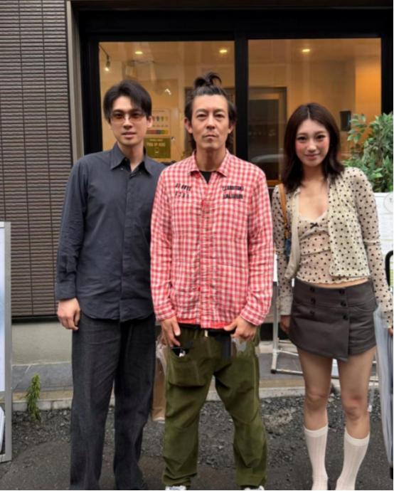 陈冠希在日本被活捉，整个人瘦脱了相，扎着个朝天辫，满脸的疲惫和沧桑，就像路边一个