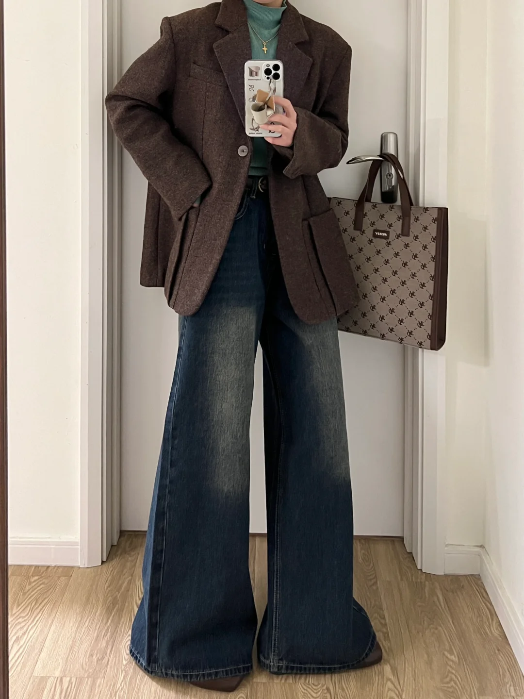 早春韩系复古｜棕咖西装+湖绿毛衣+蓝牛仔裤