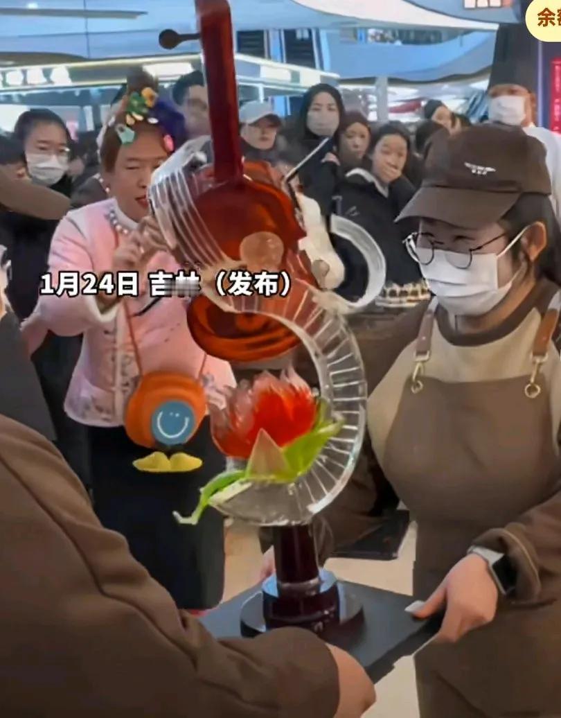 两人小心翼翼搬运糖艺作品，不料下一秒意外来的猝不及防，
耗时三天的心血瞬间碎了一