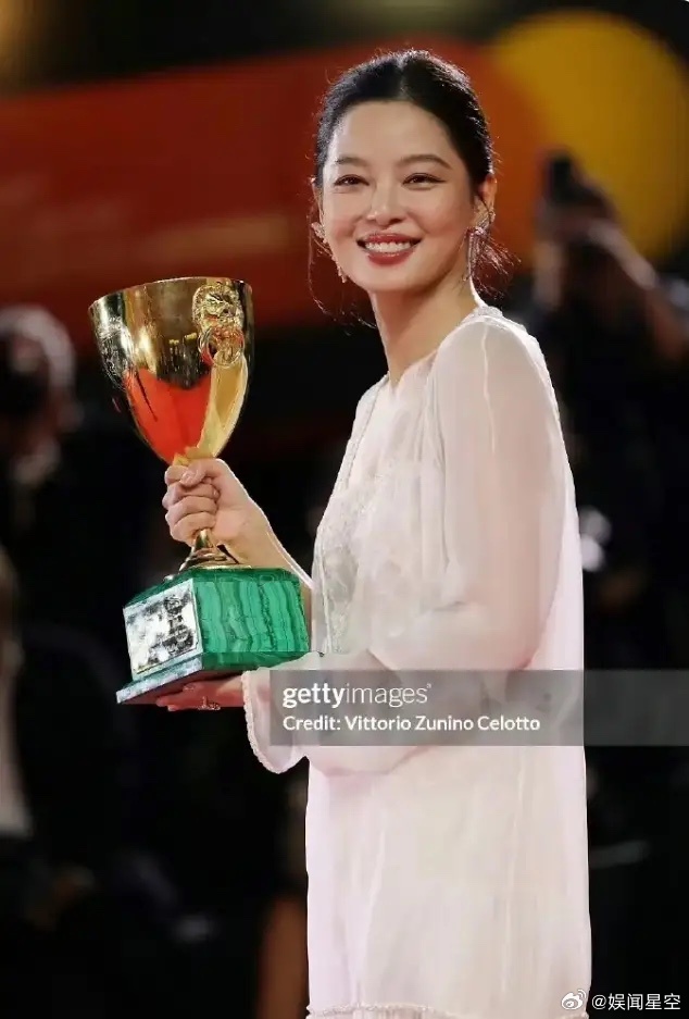 很多人觉得辛芷蕾拿威尼斯影后资源也不会飞升其实她不需要资源飞升好吧，因为她资源一