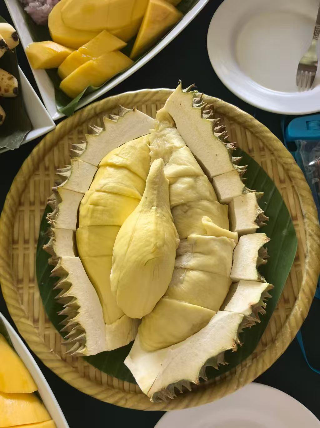 新鲜芒果和榴莲，热带水果的盛宴！🥭🥭🥭🥭🥭