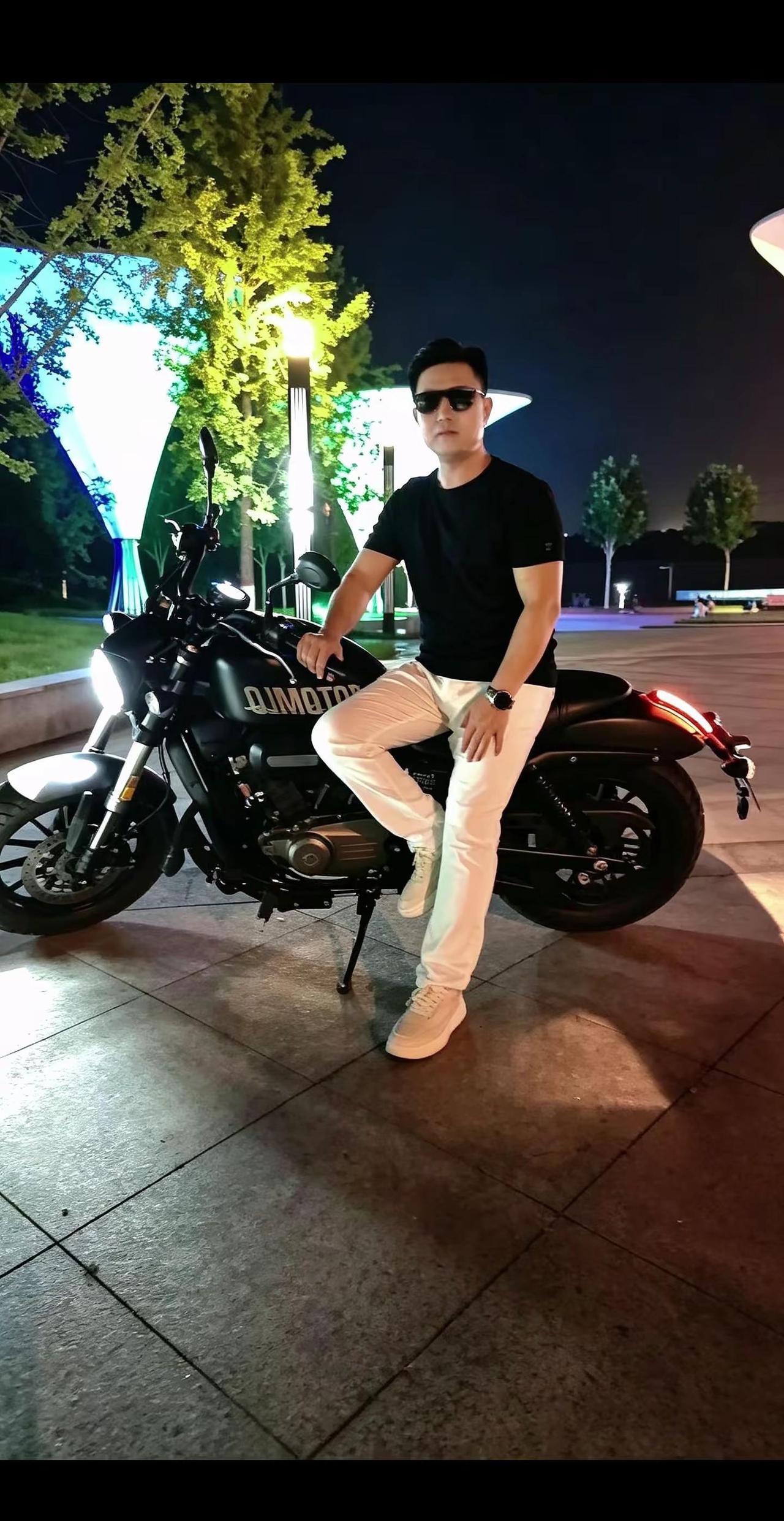 机车向前，不问杂念，一心变好，努力搞钱。夜晚街头随拍 夜色摩托氛围   夜晚户外