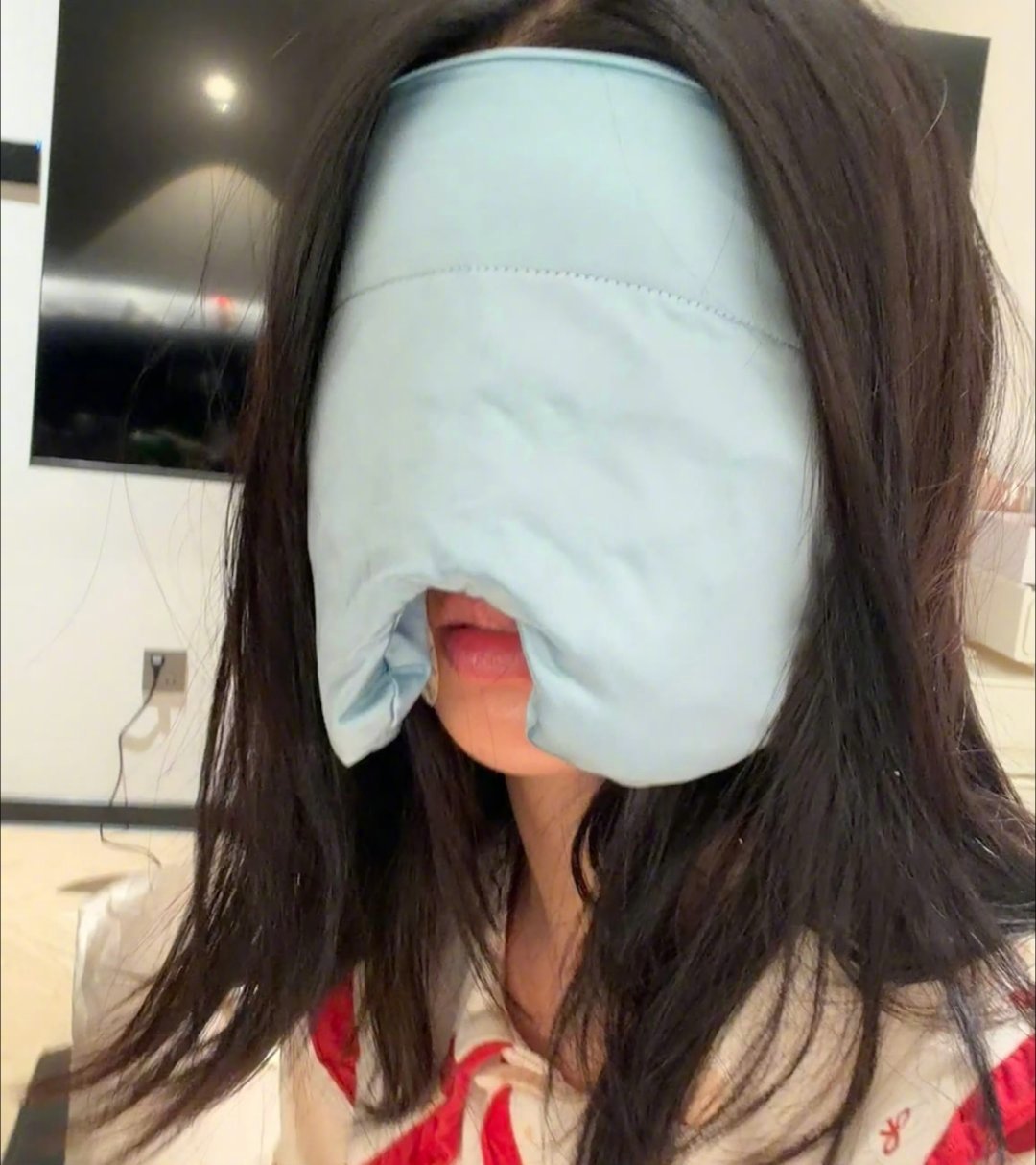 刘些宁的脸比眼罩还小刘些宁分享搞笑日常，网购眼罩直接盖住大半张脸只露出嘴巴，脸真