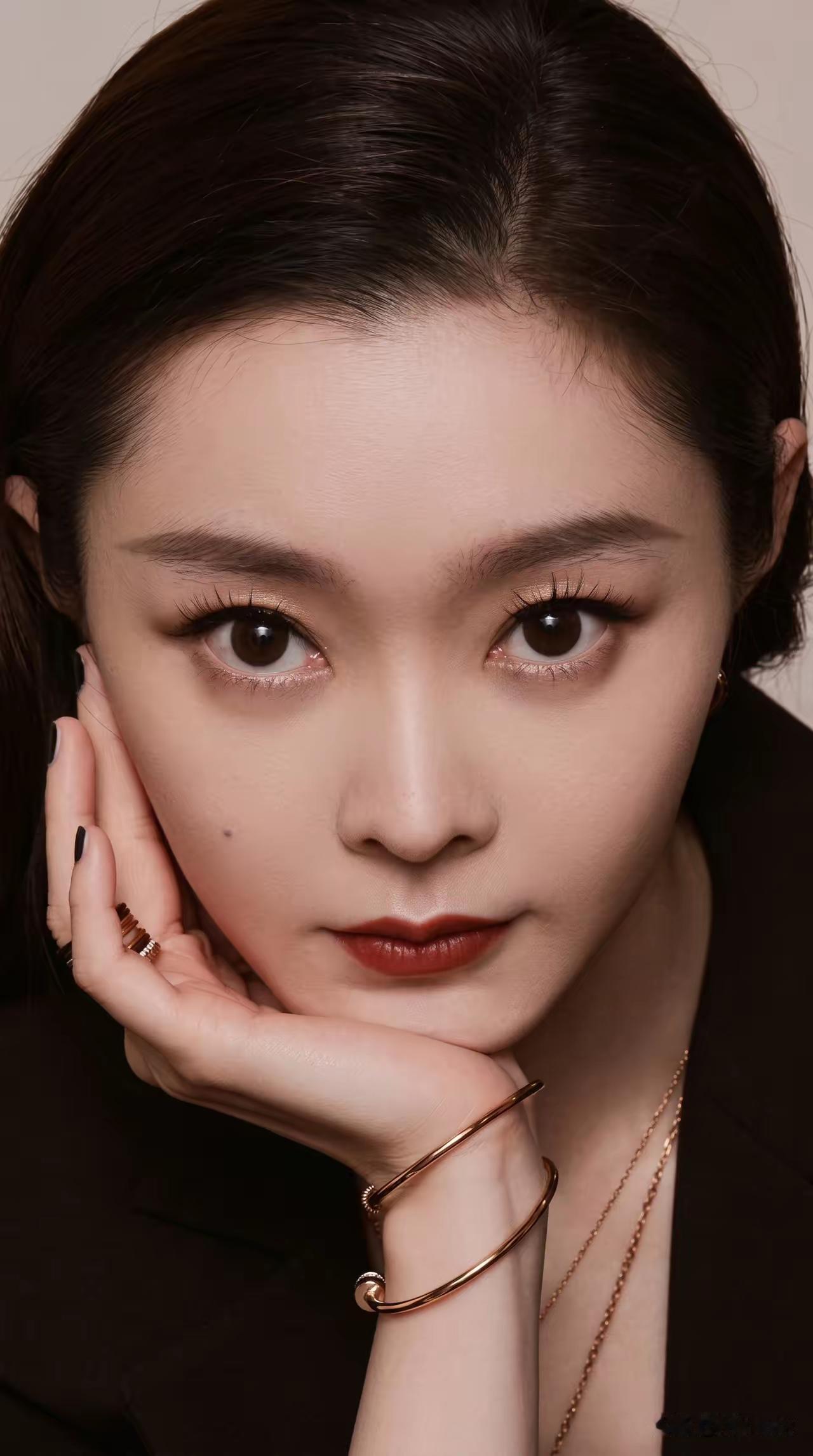高清镜头下的女星,谁能抗的住?
别说女星了，说也扛不住高清放大看，全是痘印和粉刺