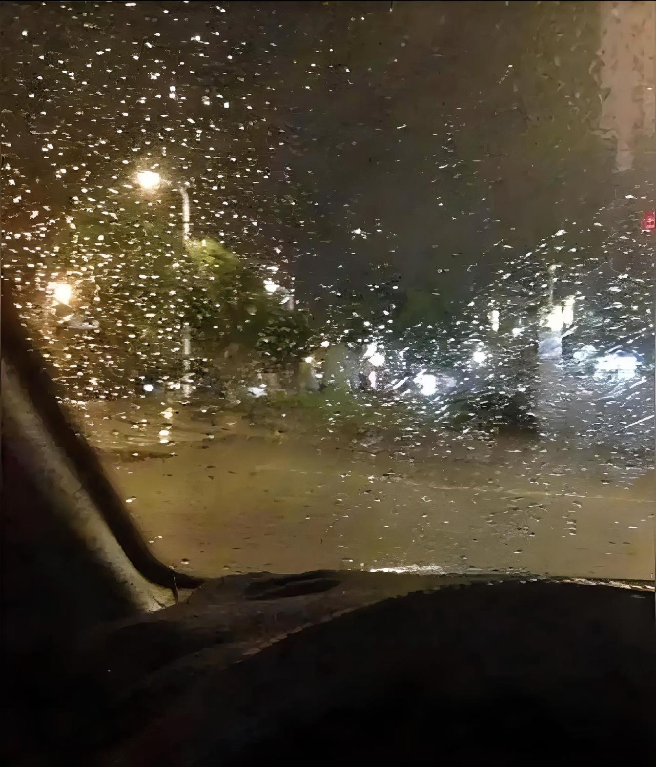 刚踏回珠城的那一刻，心里百感交集。一边遇上台风“紫檀”强势登陆，狂风骤雨横扫全城