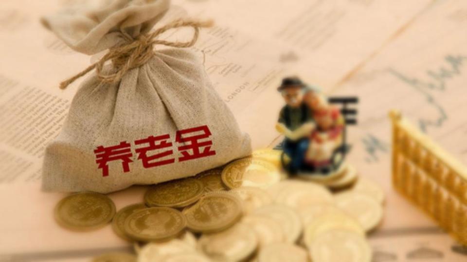 银行这回吃相是真难看！直接把老人养老金划走抵债，连买药钱都不给留，这不等于抢棺材