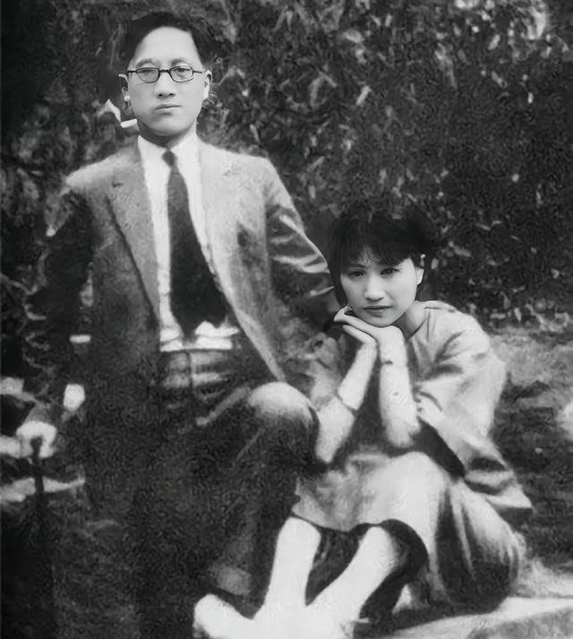 1931年，徐志摩去逛青楼。深夜回家时，见妻子陆小曼已睡，便蹑手蹑脚爬上床。不料