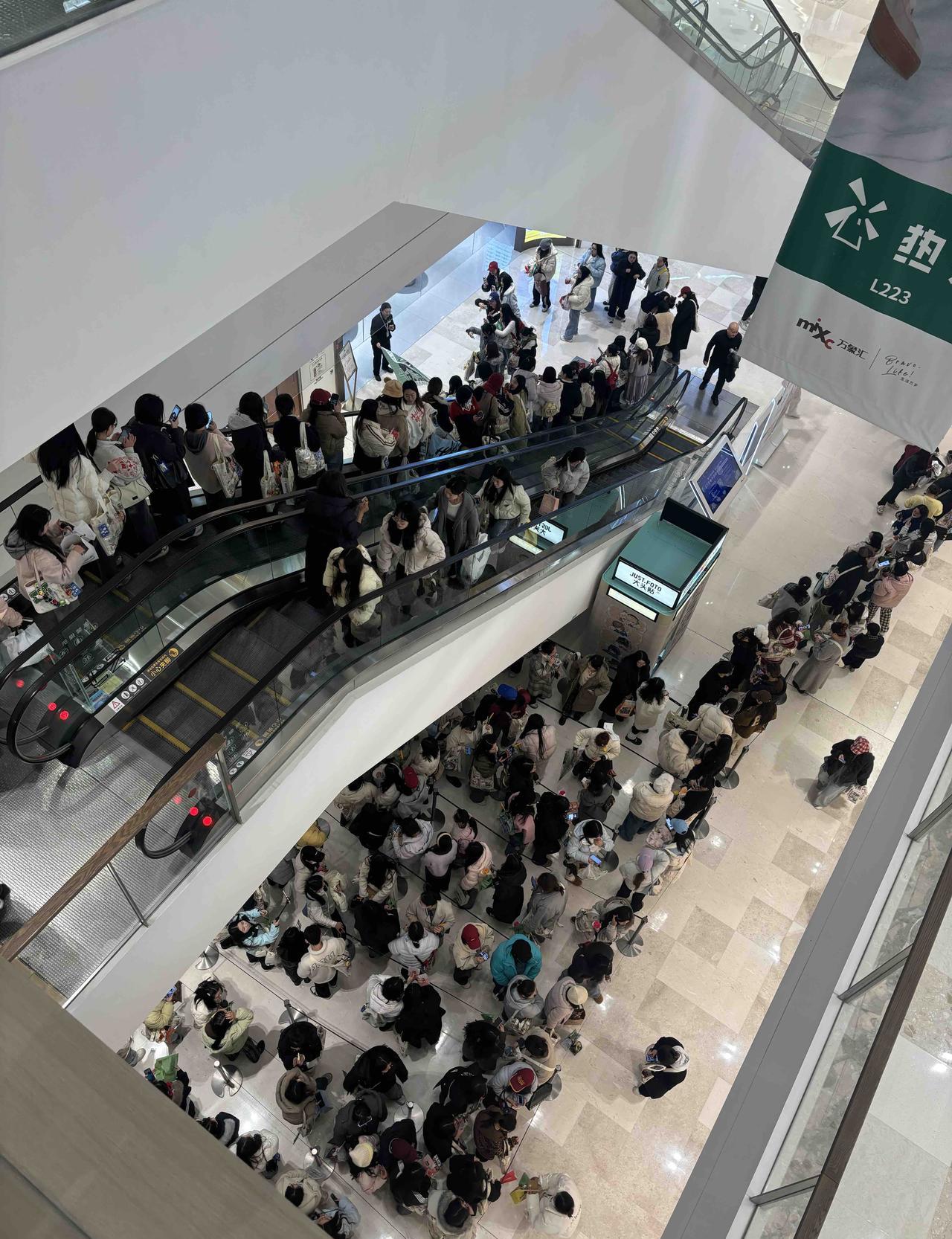 年会现场一半观众，根本不知道台上是谁。
我截住一位提前离场的80后大哥。
他摆手