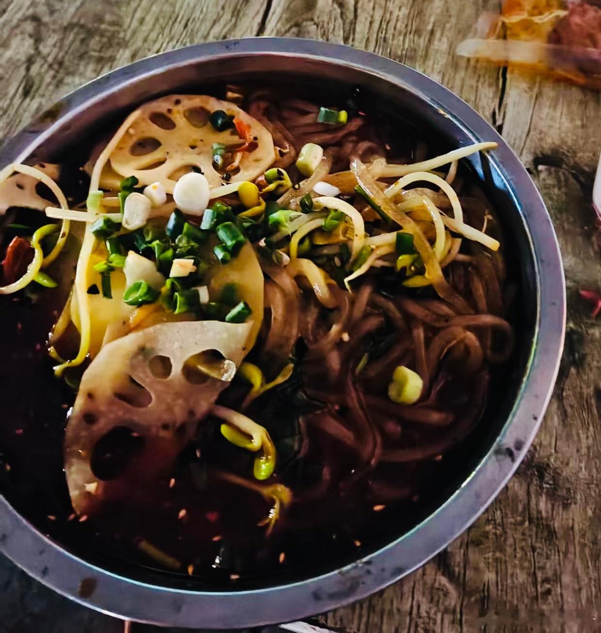 路边的麻辣烫还是记忆中那个味道不枉费我跑这么远出来吃