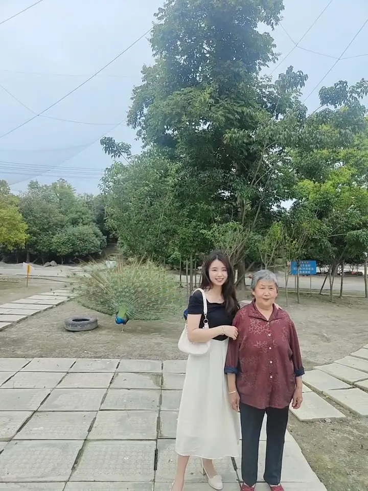 我奶奶叫我问一下，谁离婚六七年还是一个人？