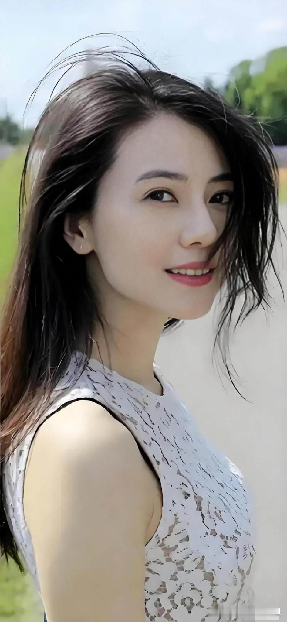 她的骨相完全契合传统东方“四高三低”的黄金比例，流畅的方圆脸配一双清澈杏眼，没有